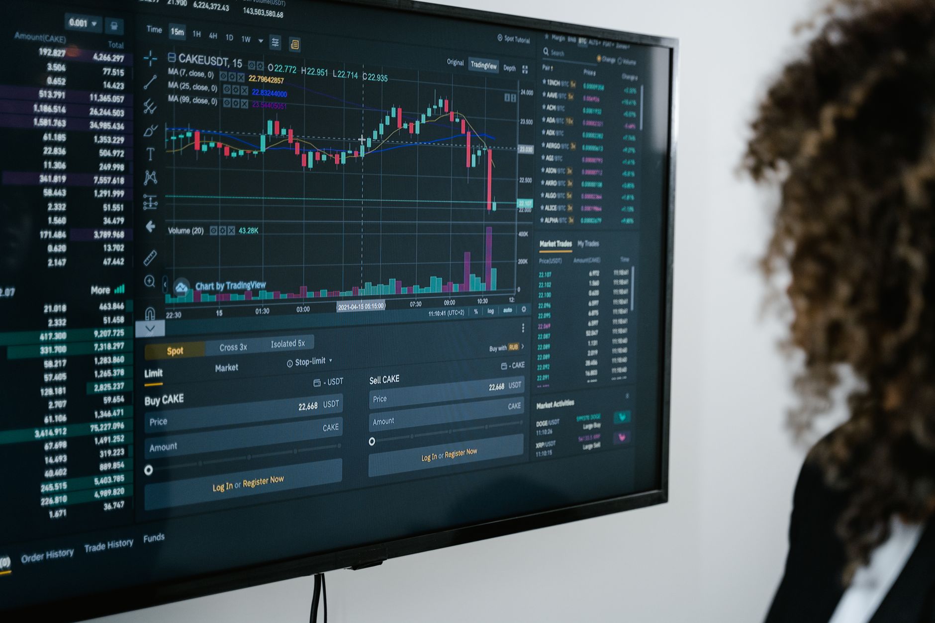 A bank employee reviewing financial data on a computer screen, illustrating regulatory capital oversight at flatexDEGIRO.