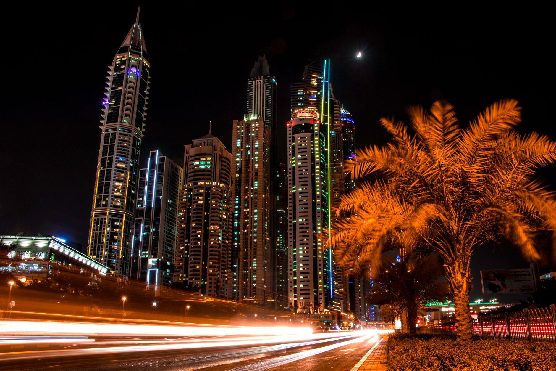 Skyline do distrito financeiro de Dubai, que representa o mercado coberto pela autorização da Bybit para operações à vista