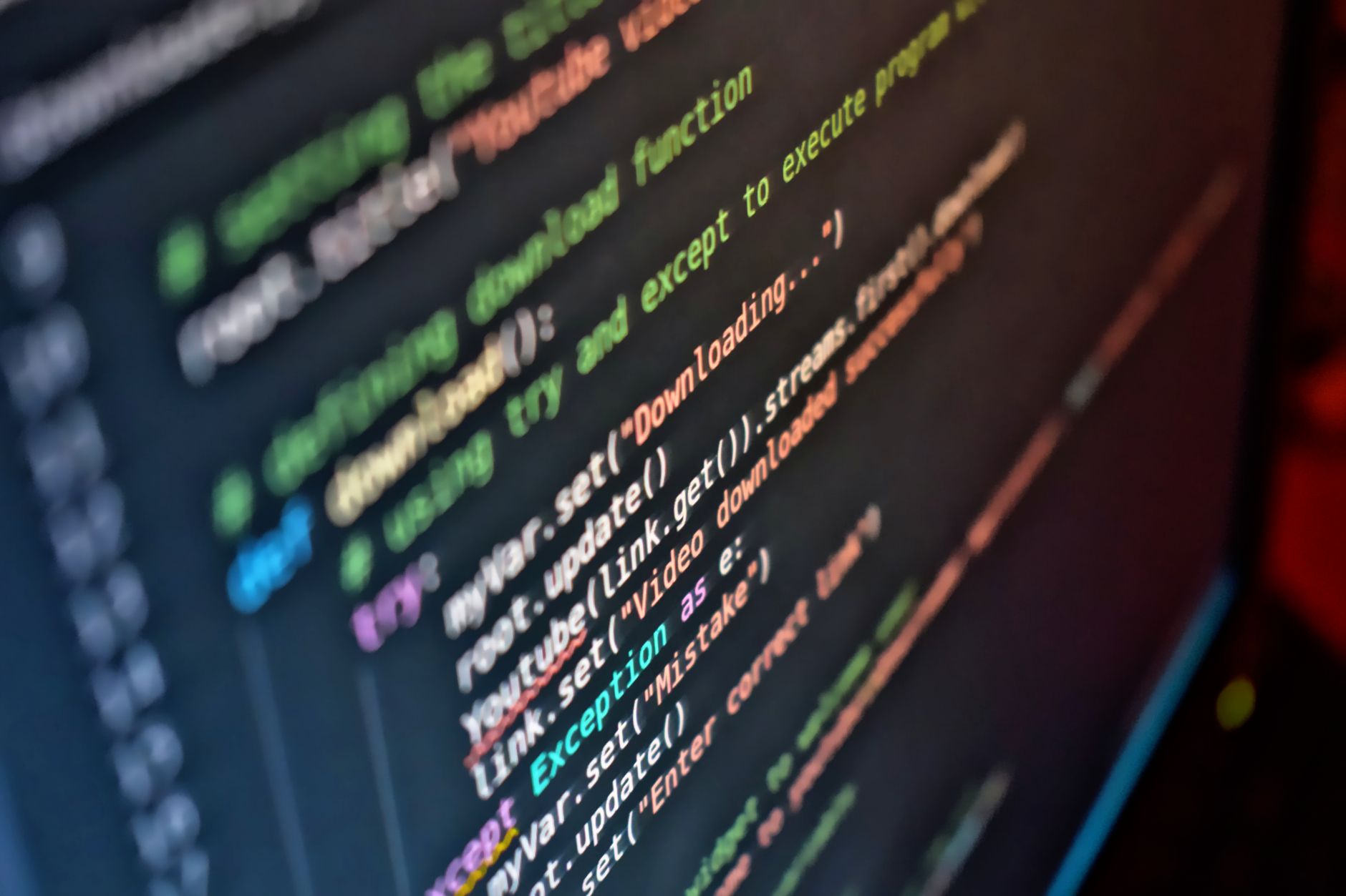 Pantallas de trading con código y gráficos de mercado, que ilustran las herramientas de scripting de dxFeed para vendedores de indicadores