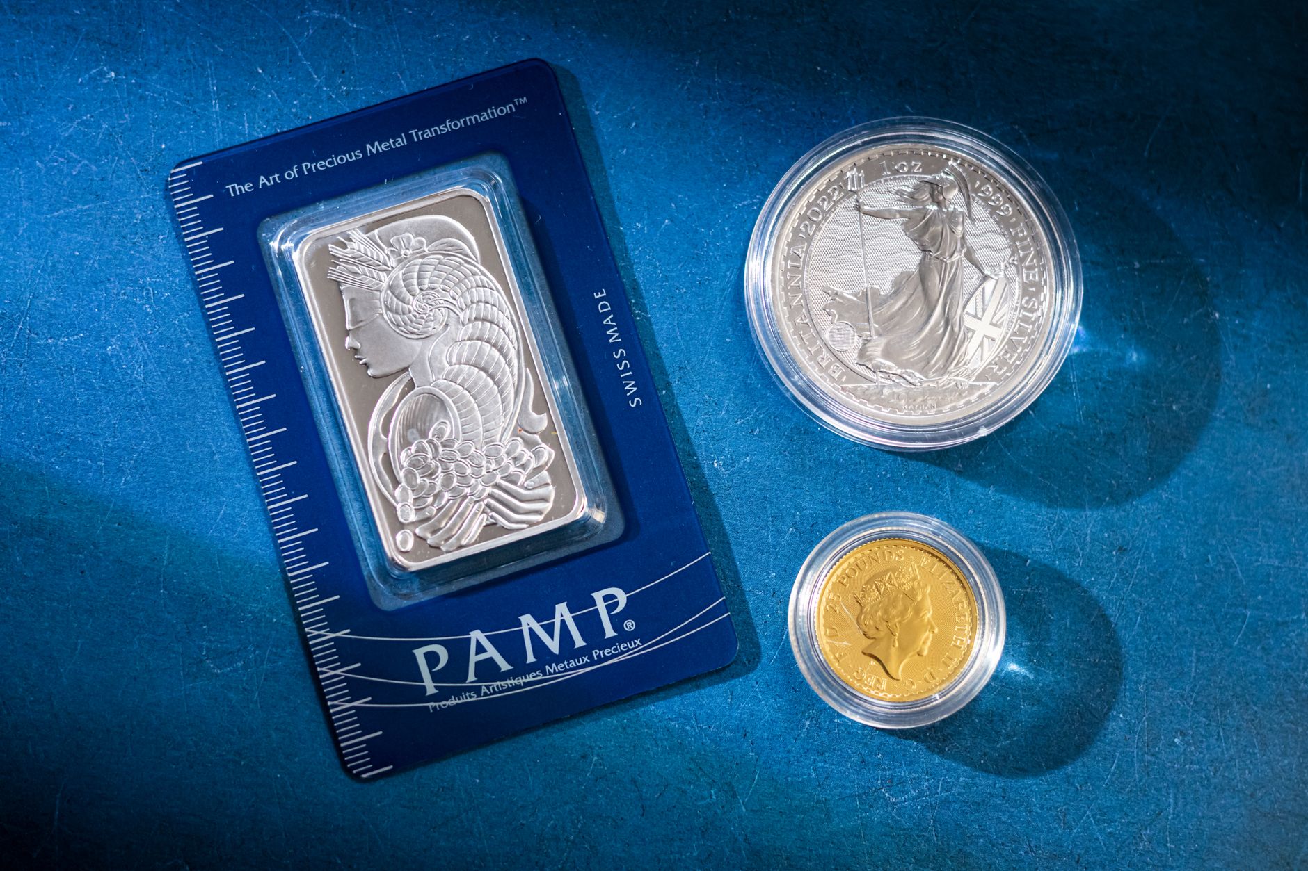Silver bullion beside a price chart illustrating the fall in XAG/USD.