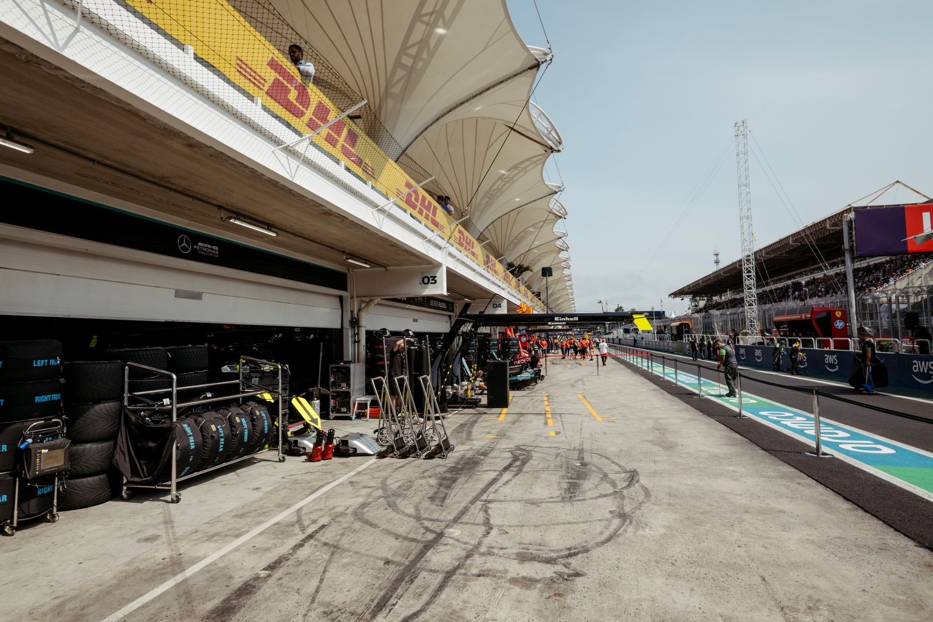 Un monoplaza de Fórmula 1 en el pit lane, en referencia a los patrocinios de carreras de brokers de Forex y CFD