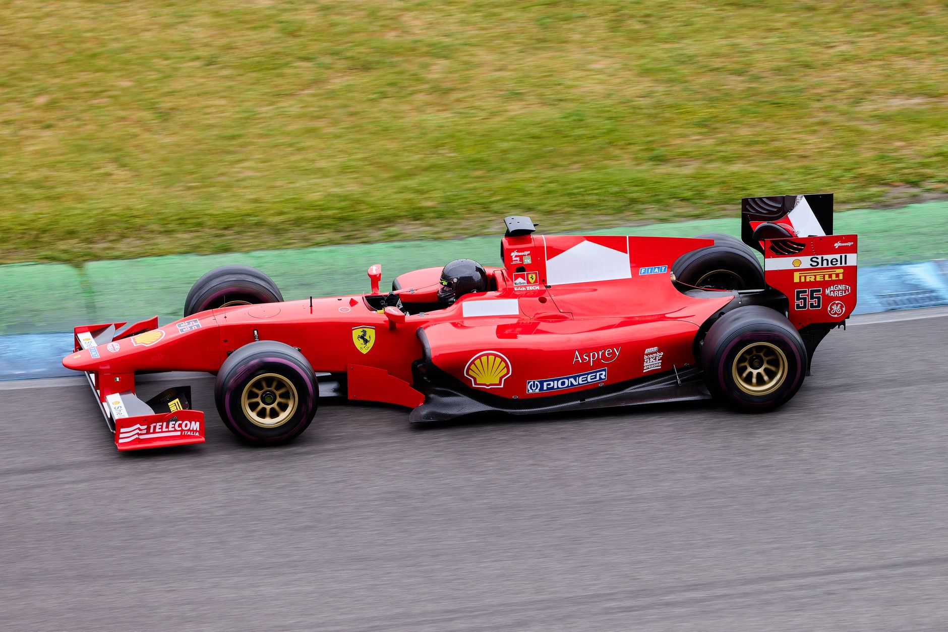 Un coche de Fórmula 1 en un circuito, que representa la plataforma de patrocinio utilizada por los brokers de Forex y CFD.
