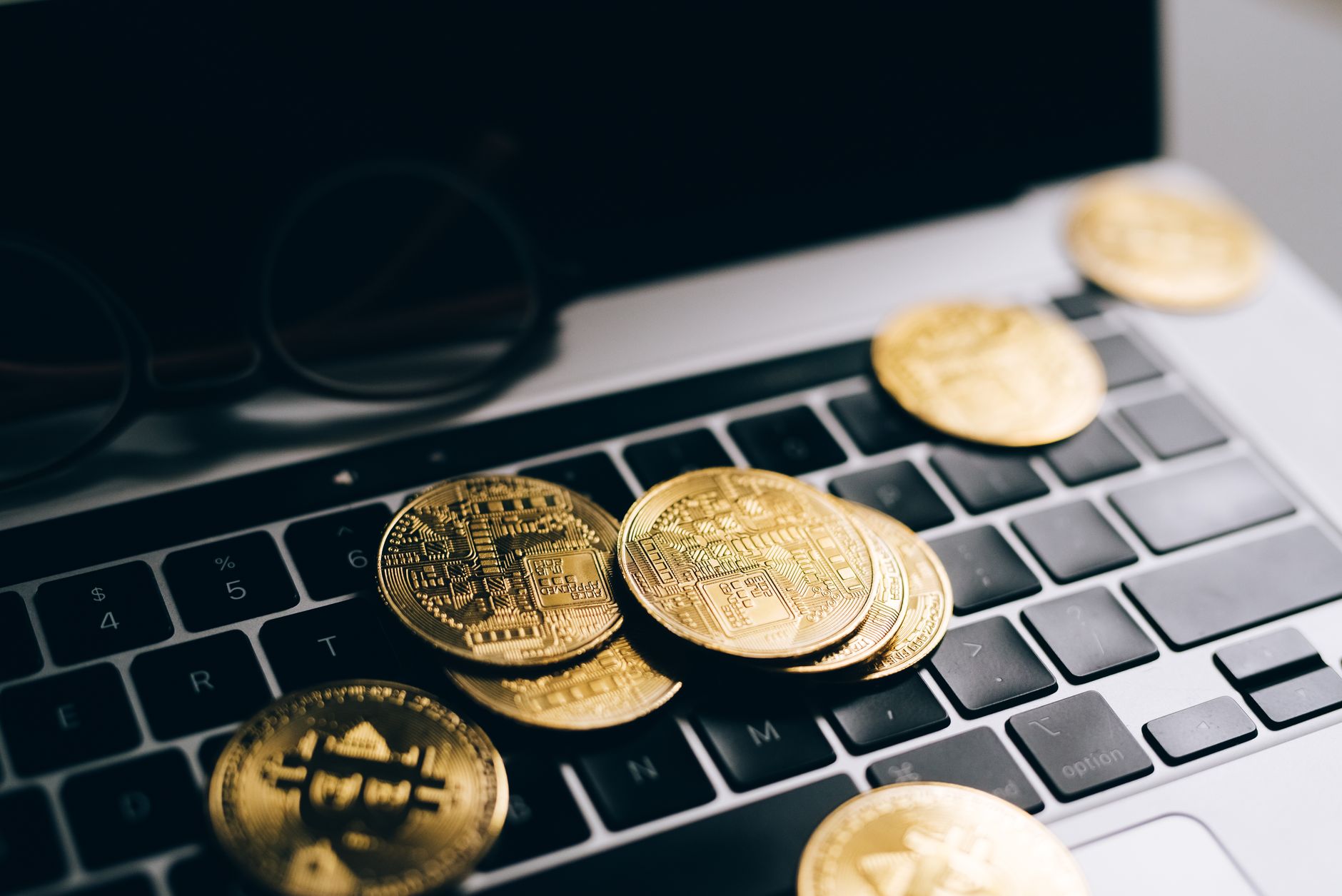 Dispositivo de segurança de hardware ao lado de um computador que exibe uma carteira de criptomoedas, ilustrando a custódia institucional de ativos digitais