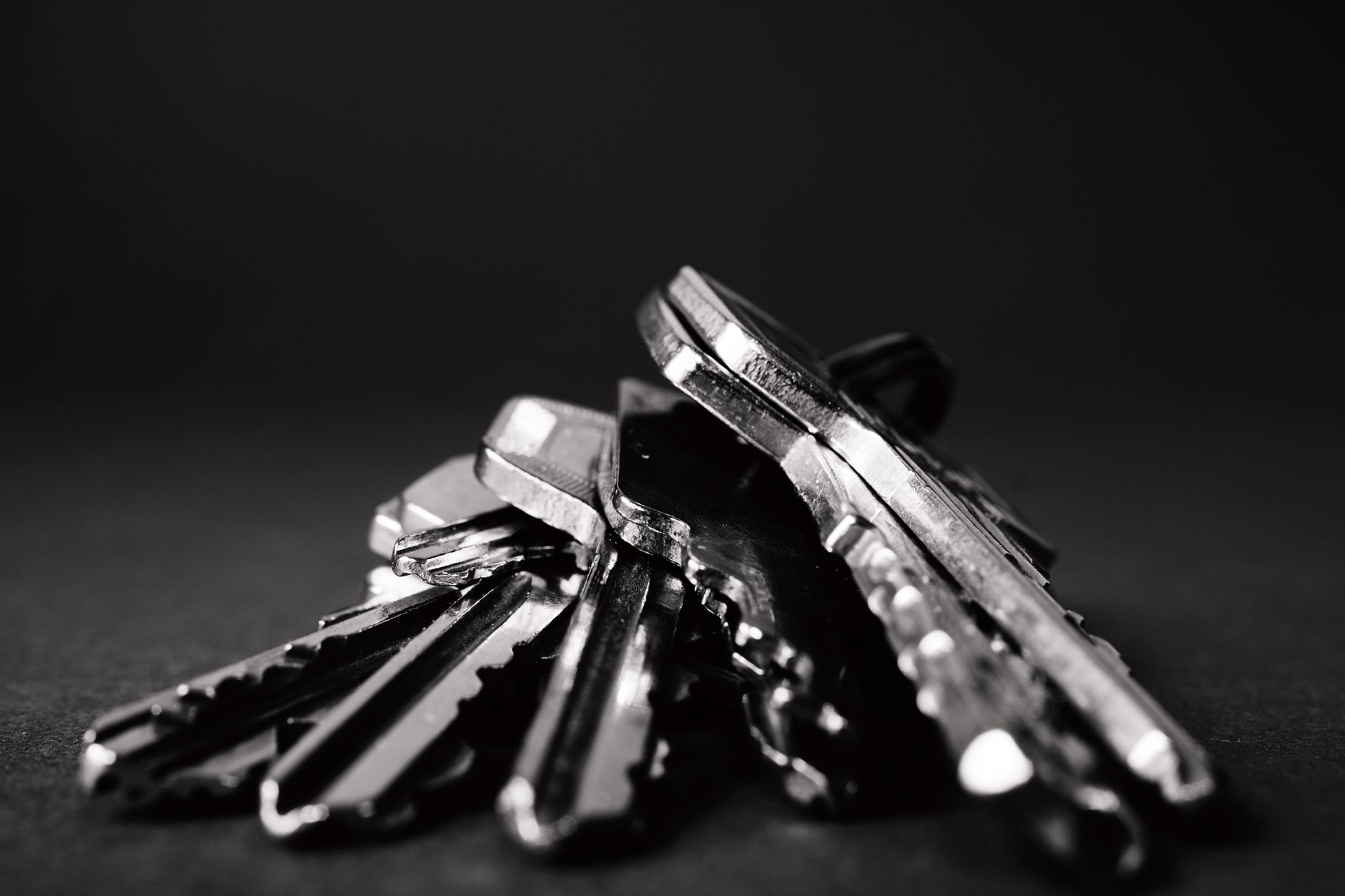 Chaves de segurança de hardware ao lado de uma tela que exibe uma transação em blockchain, ilustrando controles de custódia cripto institucional.
