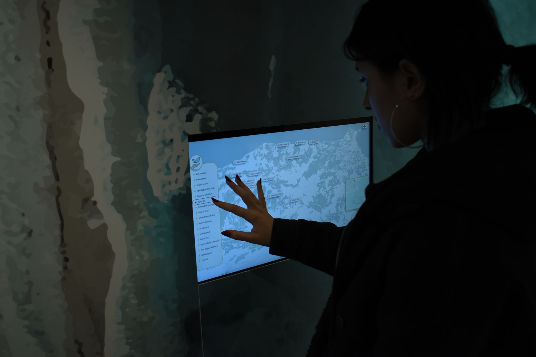 A trading screen displaying a world map, illustrating regional FX and CFD audience data.