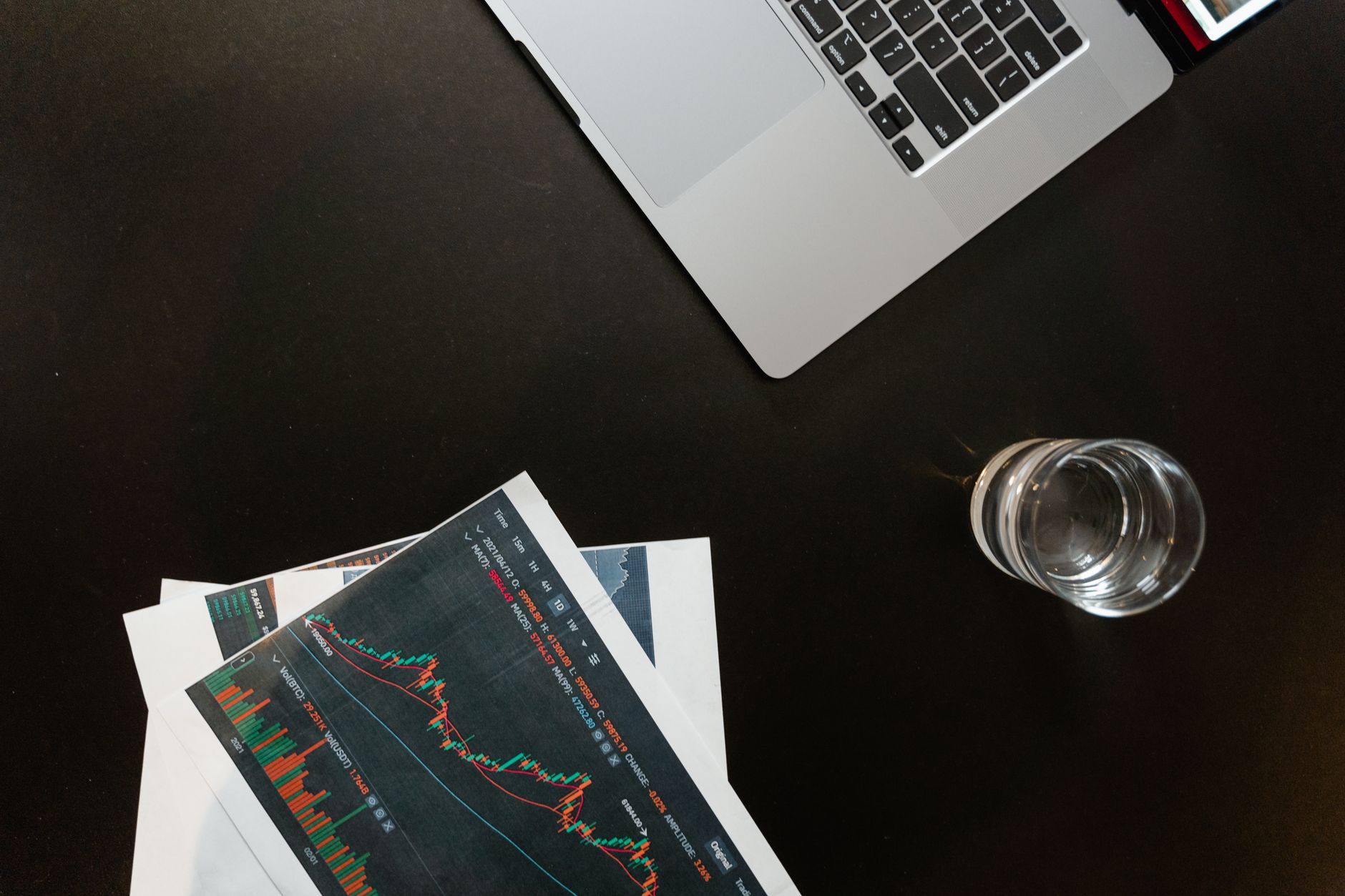 A bank trading desk with multiple screens, illustrating Investec's South African partnership with IG Prime.