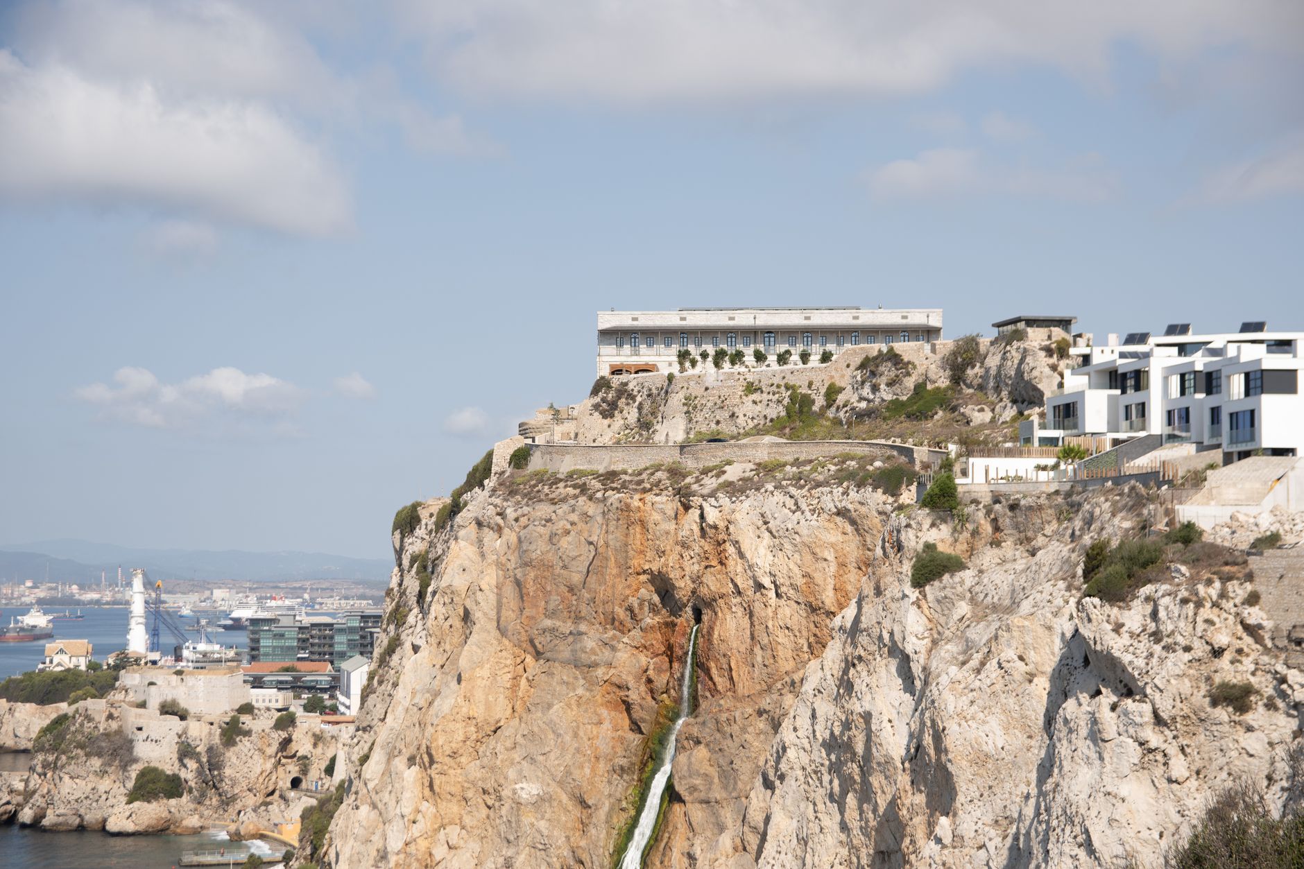 Edifícios à beira-mar em Gibraltar, mostrando a jurisdição onde a subsidiária de cripto da Revolut recebeu aprovação regulatória.